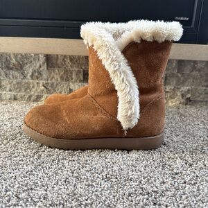 Dicks Sporting Goods Women’s Size 5 Cozy Tan Suede Boots with Faux Fur Lining